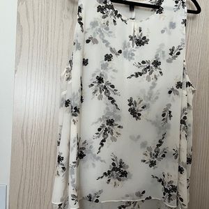 Lane Bryant Sleeveless Ivory blouse with black floral print. Tank. Size 26.